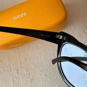 Ganni | Accessories | Ganni Lulu Cat Eye Sunglasses Black  display picture 3